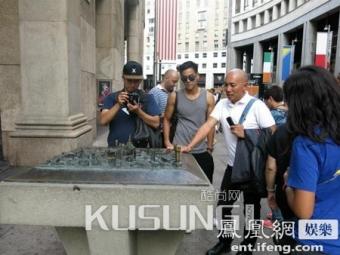 ���Ʒ硷�Ĺ��ʵ�����  ����æ��͵��Я������������